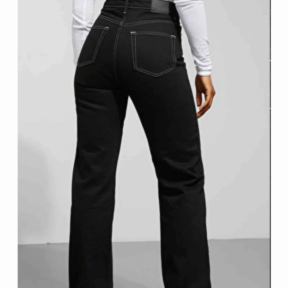 Svarta row jeans med vita sömmar från weekday som aldrig kommer till användning längre. Köparen står för frakt!. Jeans & Byxor.