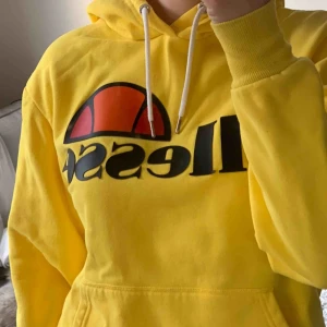  - Skitsnygg hoodie från Ellesse helt perfekt när det är lite kallare men även på sommaren texten har dock blivit lite sliten men annars bra skick