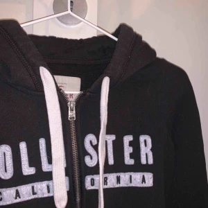 Hollister - Använd men inga fel, köpte i Stockholm för några år sedan men senaste året har den bara legat o tagit plats i garderoben, köparen står för frakt💖