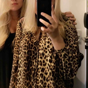 Leopard blus med spets - Leopardblus från zara, köpt i Köpenhamn förra sommarn. Knappt använd så i gott skick. Köparen står för eventuell frakt 