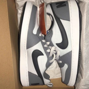  - Säljer dessa supersnygga Nike skorna pris går att diskutera vid en snabb affär😉 högsta bud 950kr