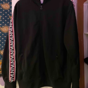  - Trackjacka från märket Vailent i mycket gott skick. Säljes pga används inte tillräckligt :( 