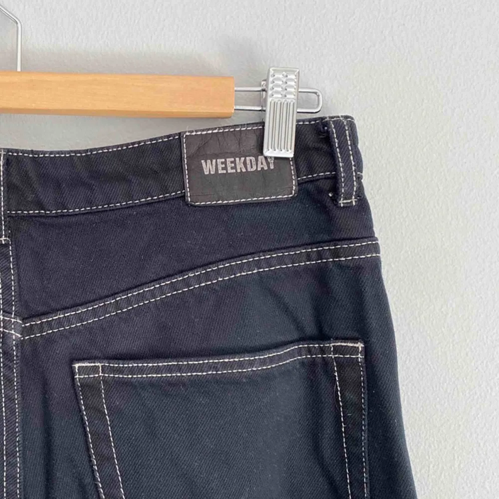 Jeans från Weekday i modellen ROW. Svarta med beiga sömmar. Frakten ingår i priset😍 Kolla gärna på allt annat jag säljer!!. Jeans & Byxor.