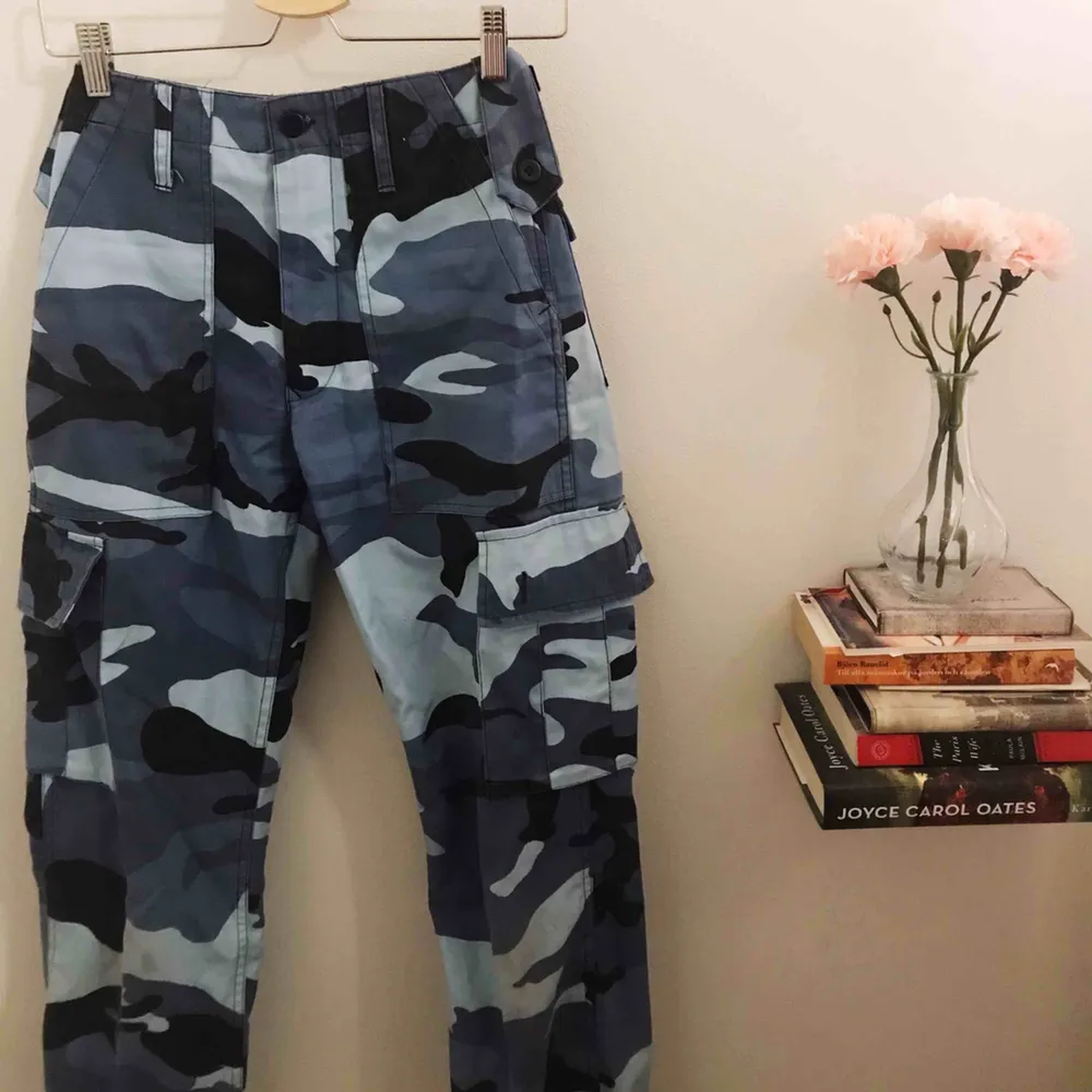 Blåa kamouflage byxor, använt 1 gång<3. Jeans & Byxor.