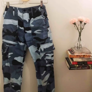  - Blåa kamouflage byxor, använt 1 gång<3