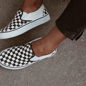 Classic Slip-On Vans. Säljer pågrund av för lite användning😔. Skorna är knappt ett år gamla men det finns ett litet hål längst fram på de. 250kr inklusive frakt☺️ Meddela om intresserad 🤍🖤 