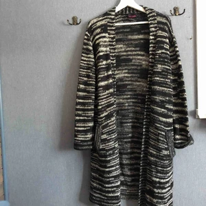 . - Stickad kofta från Indiska, ganska stor i storleken. Fint skick! 