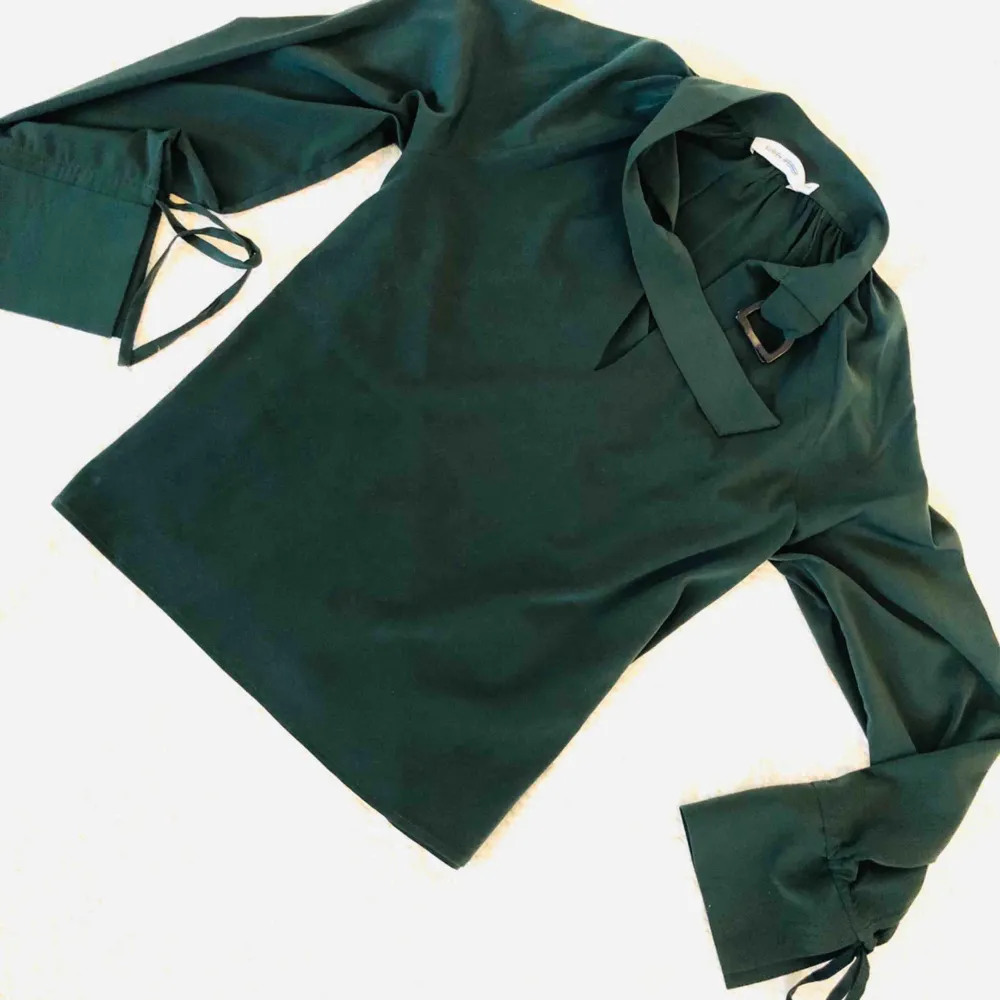 Helt oanvänd mörkgrön blus som jag säljer pga jag har tyvärr insett att grön inte är en färg som klär mig 😔 Kan hämtas i vasastan/solna eller skickas med post. Köparen står för porto. Blusar.