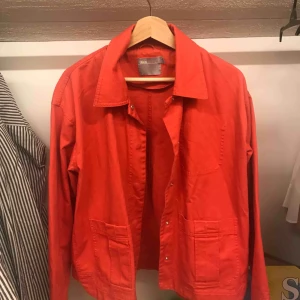  - Rosa/cerise jacka från ASOS. Frakt tillkommer🌻