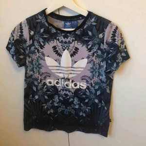  - T-shirt från adidas. 