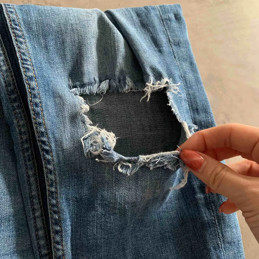 Ett par riktigt sköna jeans från H&M! De är stretchiga och lågmidjade men sitter som en smäck! Det är hål vid knäna och även vid en bakficka (som detalj) . Jeans & Byxor.