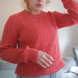 Boomerang stl S - Kabelstickad tröja stl S, korallfärgad. Lite blek i färgen och skulle säga att den mer passar en M. Men skitfin. Frakt ca 50kr. Skriv om du har några frågor eller vill ha fler bilder 