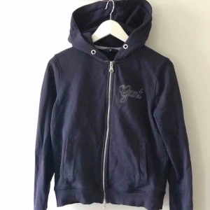  - Tjocktröja från GANT, använder inte längre men skicket är bra. Snöret runt luvan är dessvärre borta.