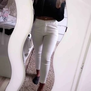  - Vita stretchiga kostymbyxor i storlek S/36