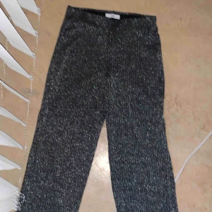  - Glittriga vida byxor. Perfekt till fest 👌🏽  Aldrig använda.  St 38/40  Säljer för 50kr om de ska fraktas står köparen för det  För intresse hör av er för mer info :)