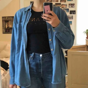  - Blå jeansskjorta köpt på humana!