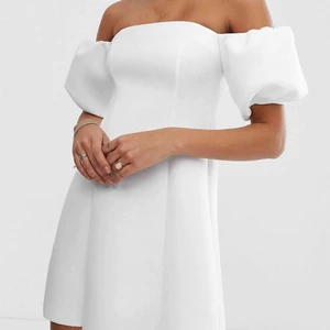  - Superfin vit klänning med offshoulder och puffärmar, perfekt till studenten! Aldrig använd, endast testad. Från Asos, slutsåld på hemsidan. Skönt, lite tjockare material som är stretchigt.  Kan mötas upp i Umeå, annars kostar frakten🤩