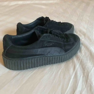  - Skitsnygga puma skor i modellen ”Suede creepers satin Rihanna”. Köpta begagnade på shelta shoes market, men i skitbra skick ändå! 🥰 Säljer för att de är för små för mig (har i vanliga fall 38)