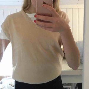  - Jag säljer två jätte coola stickade västar. Dom är i stolek M. Helt nya och aldrig använda🤩🤩  70kr st