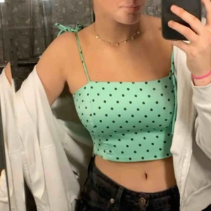  - Intressekoll på den populära toppen från Zara!! Storlek XS men passar även S, kom med pris förslag😜