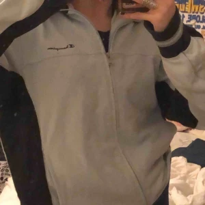  - en ljusblå kofta från champion