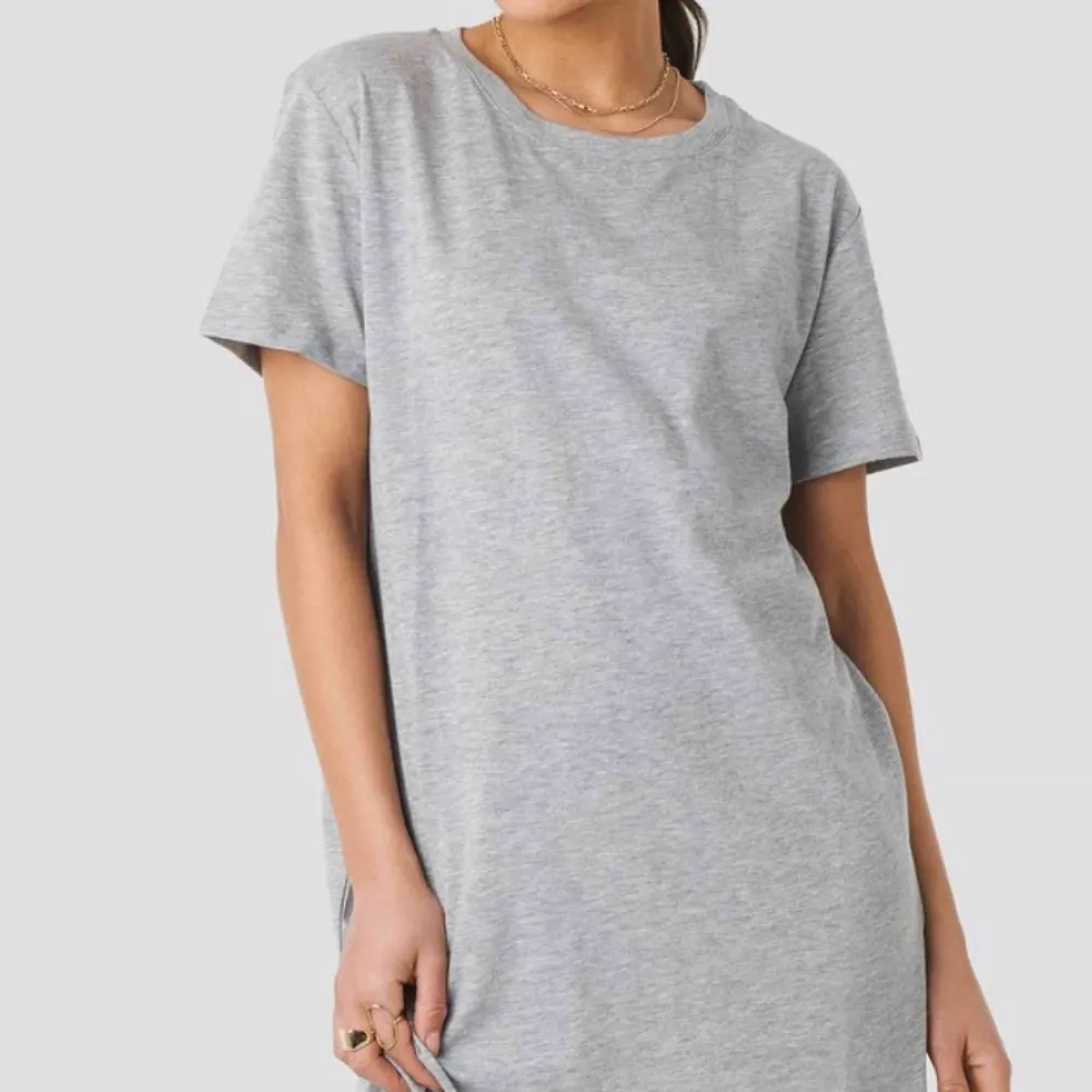 Helt ny t-shirt klänning från NAKD! (Lapp kvar) Klänningen är i en snygg grå färg. Storlek S. Nypris: 200kr. Frakt till kommer på 20kr. Klänningar.