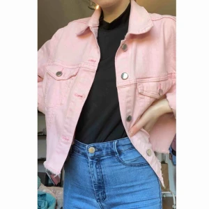  - Härlig rosa denim jacket från H&MxZara Larsson, lite oversized passform💕  Slitningar nedtill, två bröstfickor och man kan vika ned armarna helt.  Stl M men är väldigt oversized på mig som är XS, men fungerar. Skulle även passa både S och M också!💗 