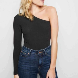  - One shoulder top från New Look! Super-mysig och perfekt till fester. Säljer den p.g.a. den inte har kommit till användning. Frakt tillkommer på 50 kr!