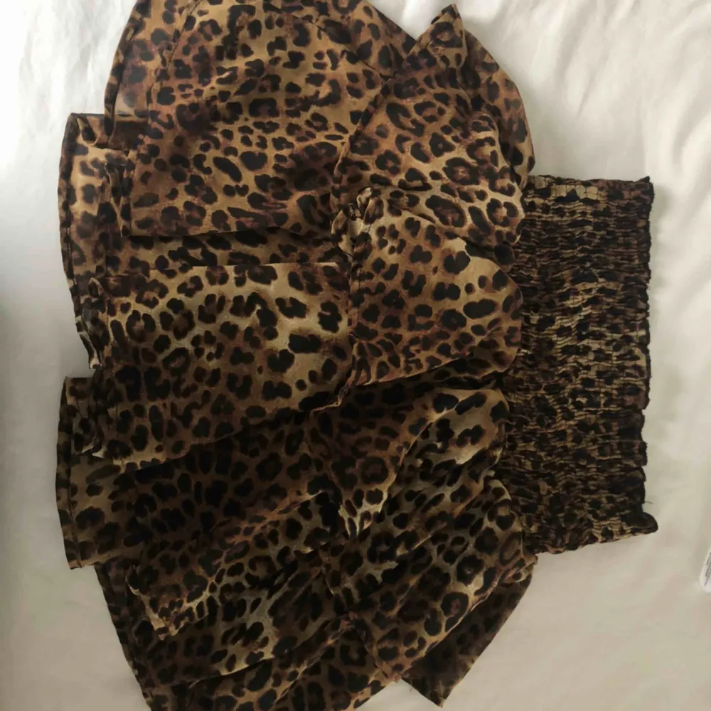 Säljer min superfina leopard volang kjol från NA-KD eftersom den tyvärr inte kommer till användning längre. Superfin till våren och sommaren🥰 Köpte för 3 år sedan men den är knappt använd!!      Budgivning: 110kr + frakt. Kjolar.