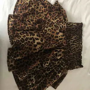 Säljer min superfina leopard volang kjol från NA-KD eftersom den tyvärr inte kommer till användning längre. Superfin till våren och sommaren🥰 Köpte för 3 år sedan men den är knappt använd!!      Budgivning: 110kr + frakt