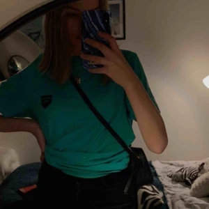  - Jättefin svart liten väska från Gap. Kommer ej till användning och knappt använd 💓 frakt tillkommer 