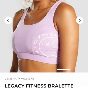  - Helt ny o förpackning med lappar kvar , köptes med hann aldrig lämna tillbaka då den tyvärr inte passade mig 