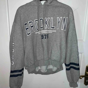  - Luvtröja köpt på h&m. Magtröja men passar som oversize då den är i storlek L. Köpare står för frakt.