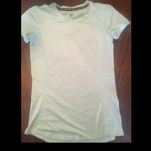  - Helt ny ljusblå tränings t-shirts som aldrig är använd pga fel storlek!