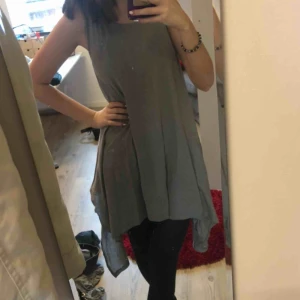  - Lång grå enkel klänning, super snygg med ett skärp runt midjan. Storlek xs, men passar även för större storlekar