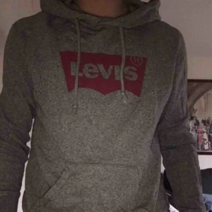  - Levis Hoodie. Sparsamt använd. Köptes för 649kr.