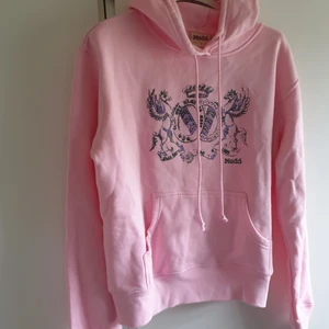 NY rosa snygg hoddie - Storlek L men lite i storlek så skulle säga att den är s en M. Aldrig använd och lapp sitter kvar. 