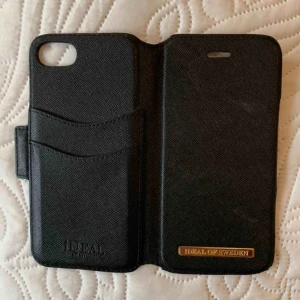  - Ett magnetiskt mobilfodral för iPhone 5 från Ideal of Sweden med korthållare. Fungerar tillsammans med Ideal of Sweden magnetiska mobilskal.