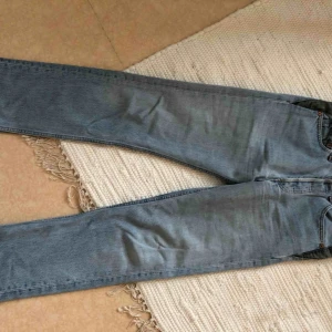  - Riktigt coola Levi’s 501. Förra ägaren har sytt in svarta detaljer i sidorna. Passar någon med strl xs-s. Fraktar eller möts upp. Pris kan diskuteras 