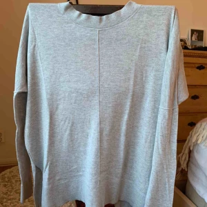  - Fin, tunn grå tröja från Hunkydory. Använd men i fint skick! 😊