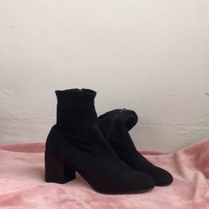  - Svarta sockboots. Använda 1-2 ggr. Klassiska och passar till allt 