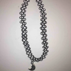  - Jättefint halsband  Lite smutsig men går bort  