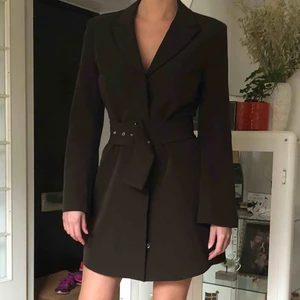  - Blazer mörkbrun, köpt på nelly