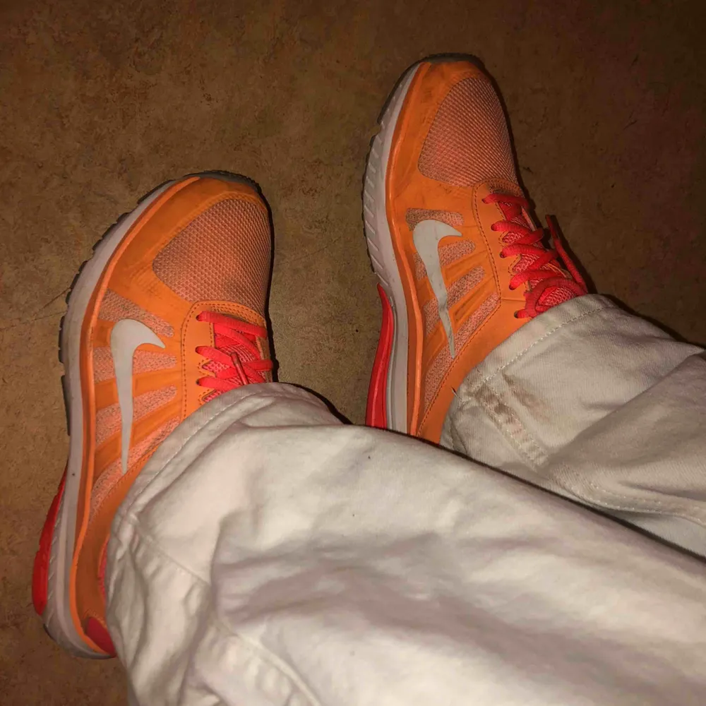 Nike Dart XII i . Supercoola orange skor. Påminner lite om dad shoes. Använda max 5 ggr. Har blivit mörka i hälen pga klistermärket. . Skor.