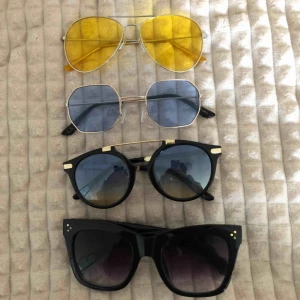  - Fyra snygga solglasögon i ganska bra skick, älskar dom men måste rensa till sommaren🥺☺️ frakt inräknat i priset för alla tillsammans    TVÅ ÖVERSTA SÅLDA