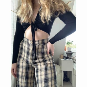 - Såååå fina rutiga byxor från Hollister som jag säljer för tror dem kommer sitta bättre på en XS! Sitter som en smäck i rumpan och är vida och sköna i benen! Kan mötas upp i Malmö eller frakta :)