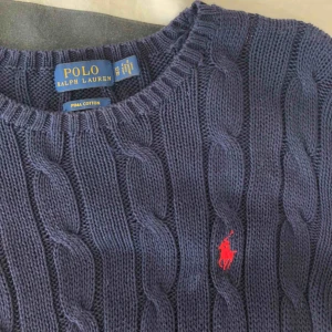 Ralph Lauren stickad - julianna stickad från ralph lauren, använder ej längre o är i superbra skick, köparen står för frakten o pris kan alltid diskuteras🦋🦋äkta såklart. vid önskemål kan fler bilder skickas