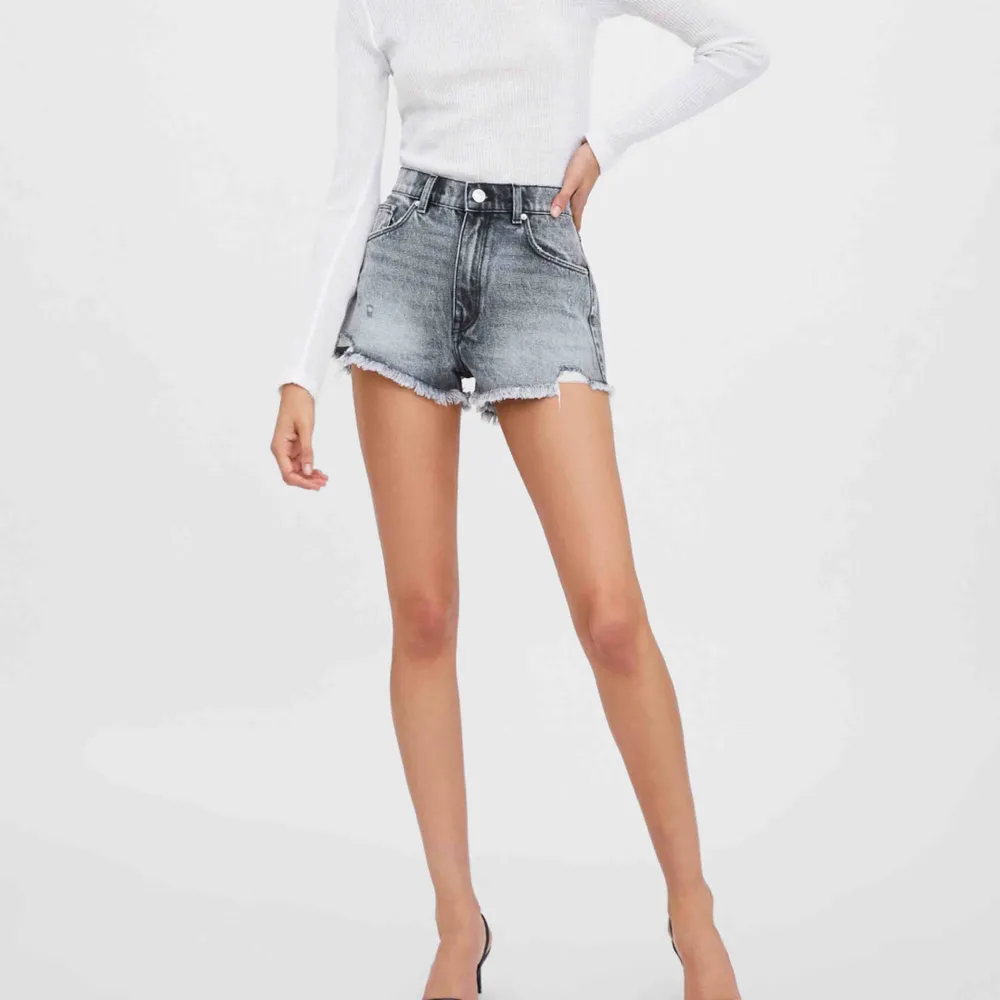 Super snygga ”High Rise Distressed” jeans shorts från Zara SS19 kollektionen. Oanvända. Storlek 34/XS.  Betalning via Swish, bjuder på frakt vid snabb affär! . Shorts.