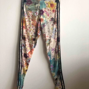  - Adidasträningstights/leggings i fint skick, använda max 3 gånger. Möts upp i Stockholm, annars står köparen för frakten. 