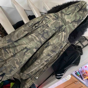  - Hej! Denna vinterjackan har jag älskat och älskar fortfarande, dock så passar den inte längre då jag gått upp i vikt. Jag köpte den för 1-2 år sedan och är bara använd 1 vinter.  Skitsnygg jacka och jätte varm! MVH